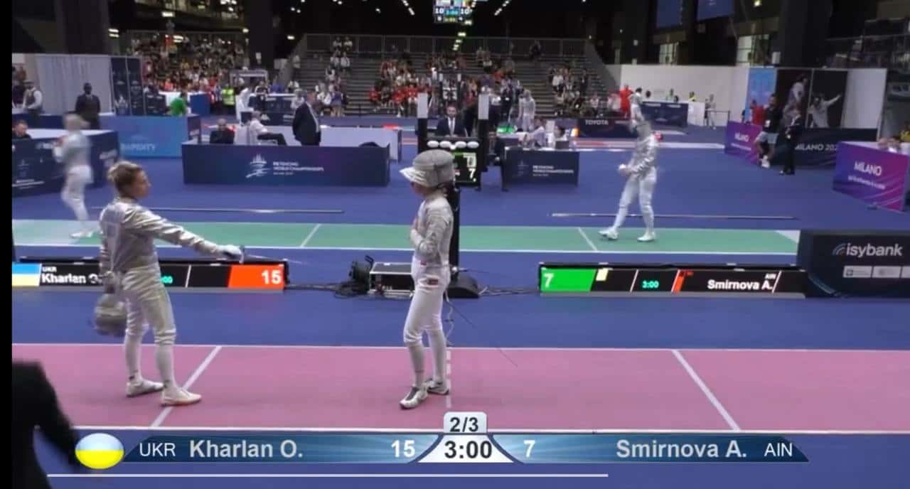 Украинскую саблистку, отказавшуюся жать руку сопернице из России, дисквалифицировали на ЧМ по фехтованию