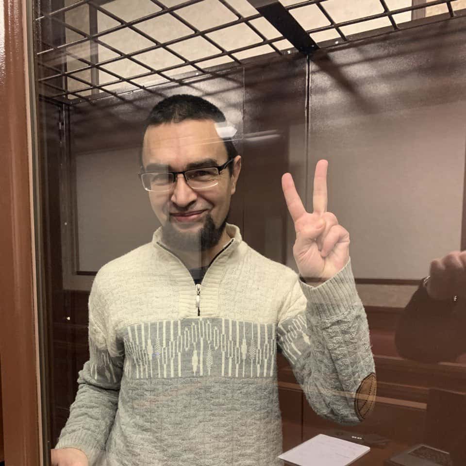 Приговоренного за поджог Z-баннера посадили в «Z-хату», где его избили сторонники войны — «Зона солидарности»