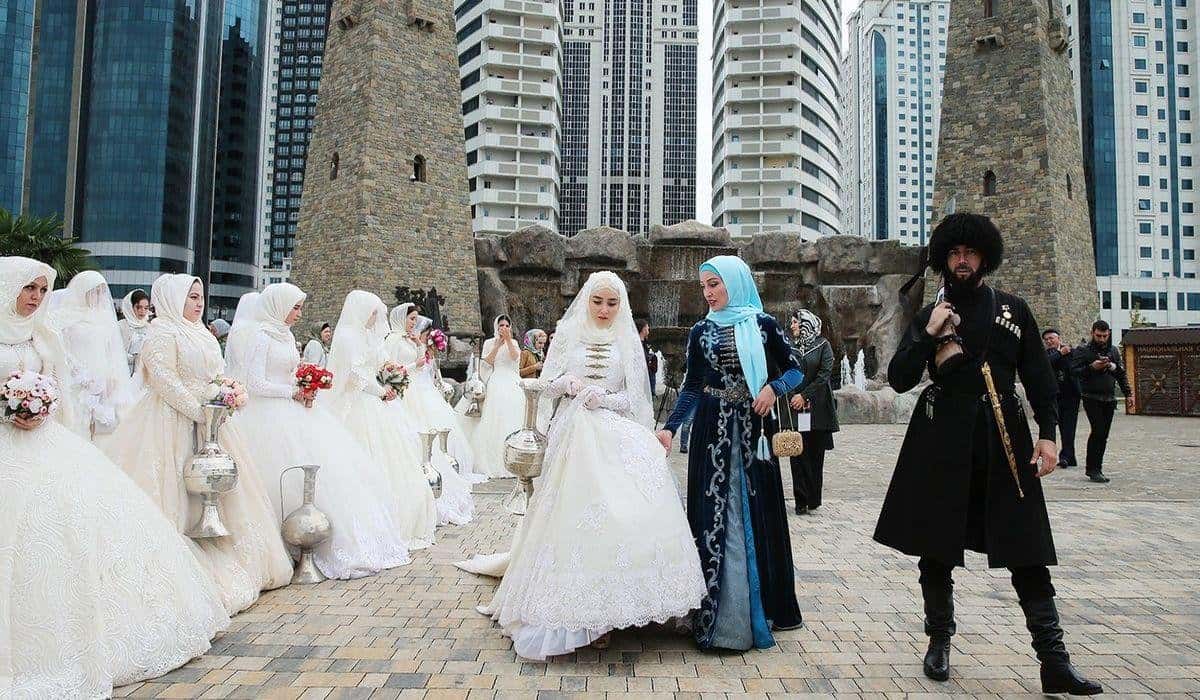 «Калым в 50 тысяч рублей, а также чай, сахар, баран остаются неизменными». В Чечне утвердили нормы проведения свадеб без излишеств