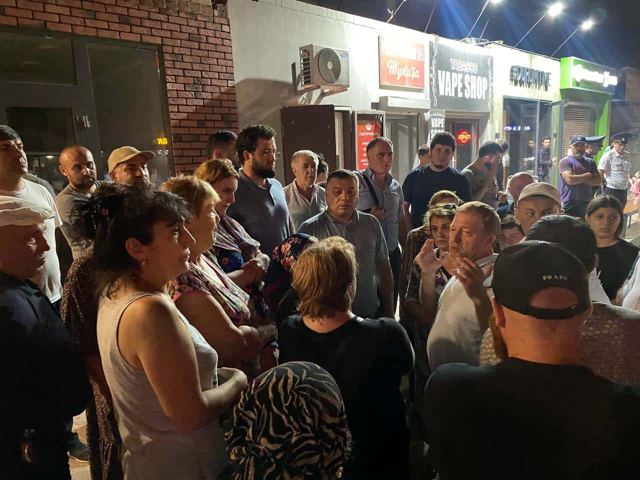 «Дети сидят без воды, света нет третьи сутки». Репортаж из Дагестана, где уже месяц жители сражаются с местными властями