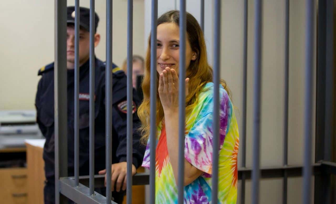 После заседания суда над Сашей Скочиленко конвоир распылил слезоточивый газ против ее группы поддержки. Девушку Скочиленко увезли на скорой