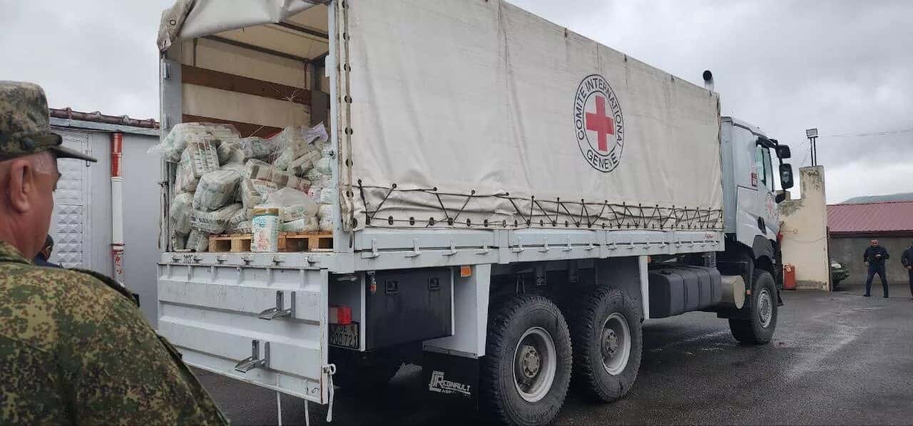 Красный Крест сообщил о доставке гуманитарного груза в Нагорный Карабах через Лачинский коридор. Машины миссии не пропускали с июля