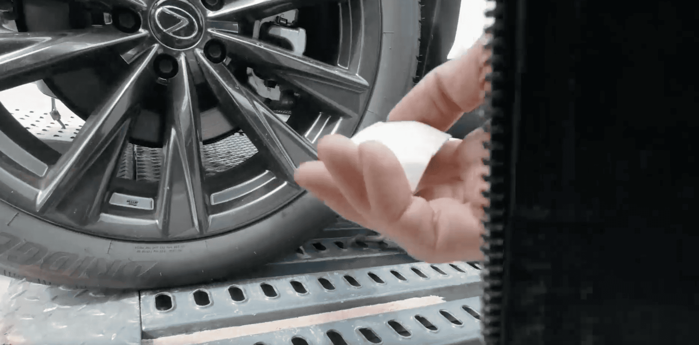 Журналисты выяснили, как люксовые автомобили вывозят из Финляндии в Россию, установив на них радиомаяки