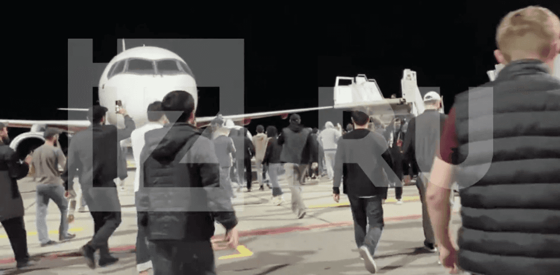 Участники антисемитской акции ворвались в аэропорт Махачкалы в поисках евреев и штурмуют самолеты