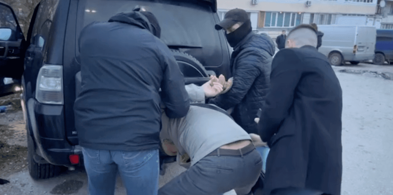 ФСБ задержала жителя Феодосии, обвинив его в «госизмене» за пересылку в Украину запчастей для военной авиатехники
