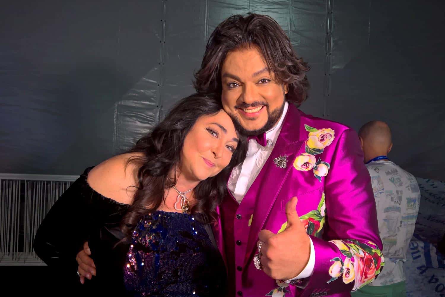 Участники  «голой вечеринки» потеряли из-за отмены более 280 млн рублей. Закрывать «огоньки» будут каверами и мертвыми — эксперты