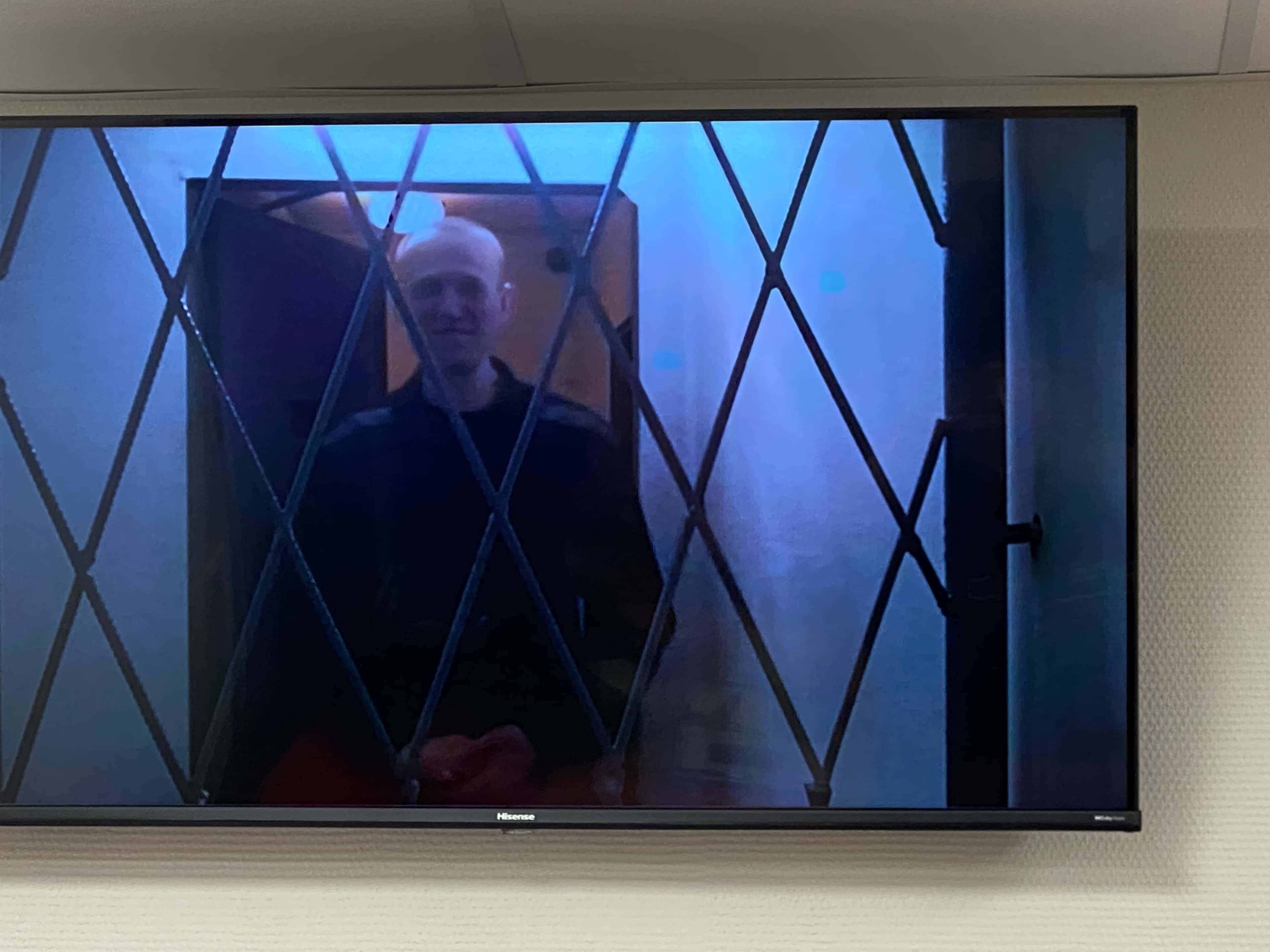 Навальный впервые после перевода в новую колонию принял участие в заседании суда. Его подключили по видеосвязи с Ямала