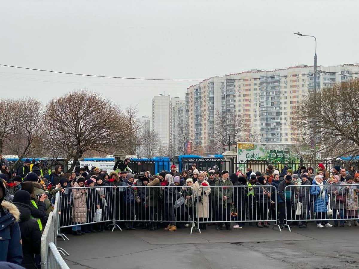 У церкви, где пройдет отпевание Алексея Навального, собрались сотни людей