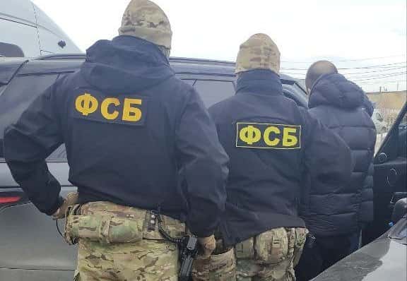 Сотрудники ФСБ пришли с обыском к нескольким художникам и активистам. Предположительно, это связано с делом Петра Верзилова