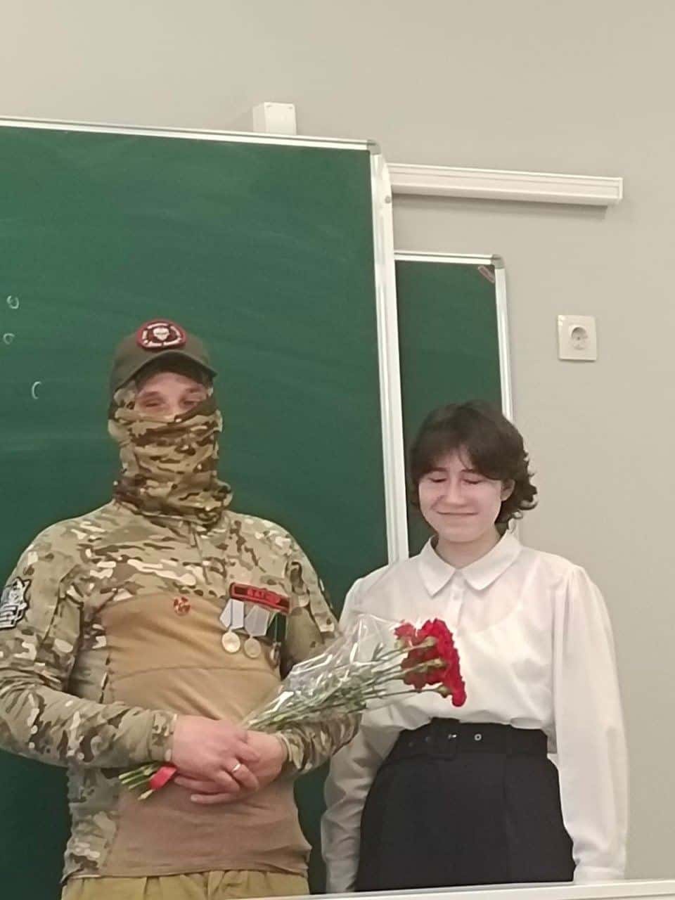 Бывший боец ЧВК Вагнера, осужденный за склонение подростков к самоубийству, теперь рассказывает школьникам о патриотизме