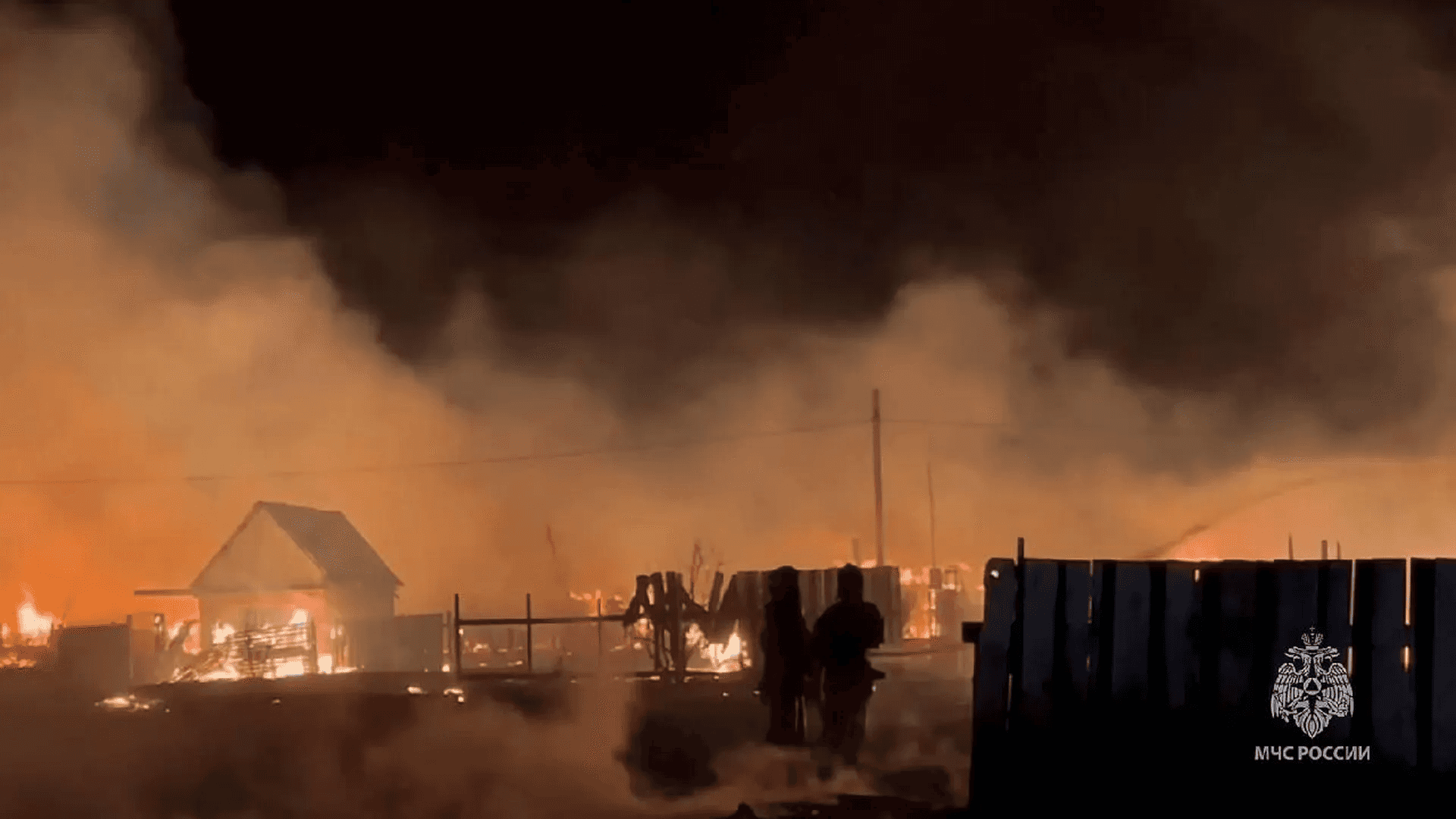 В России начался сезон лесных пожаров. В Бурятии горят жилые районы 