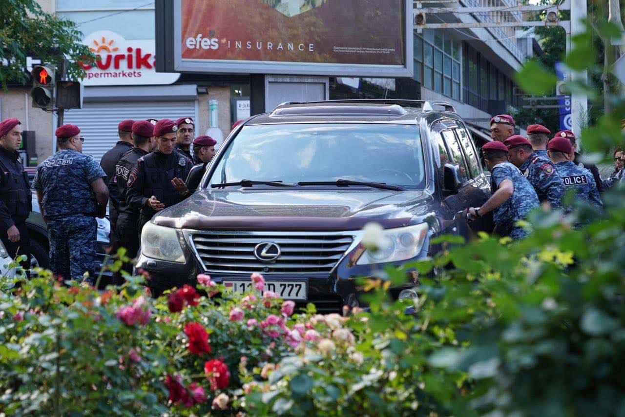 В Ереване задержаны более 130 участников акции протеста. Активисты с утра перекрыли центральные улицы города