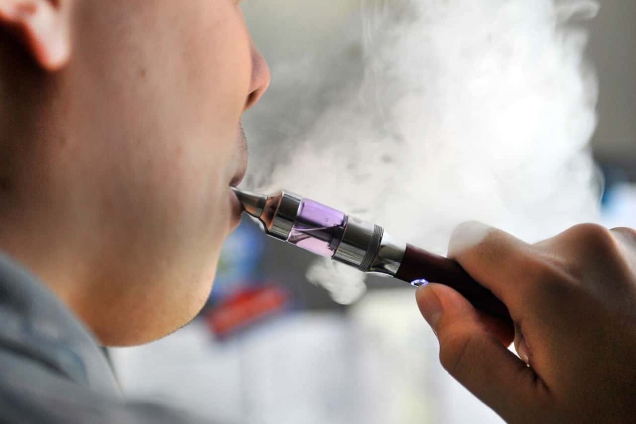 «Закон о запрете продажи вейпов не поможет снизить их потребление, но уведет рынок в серую зону» — юрист 