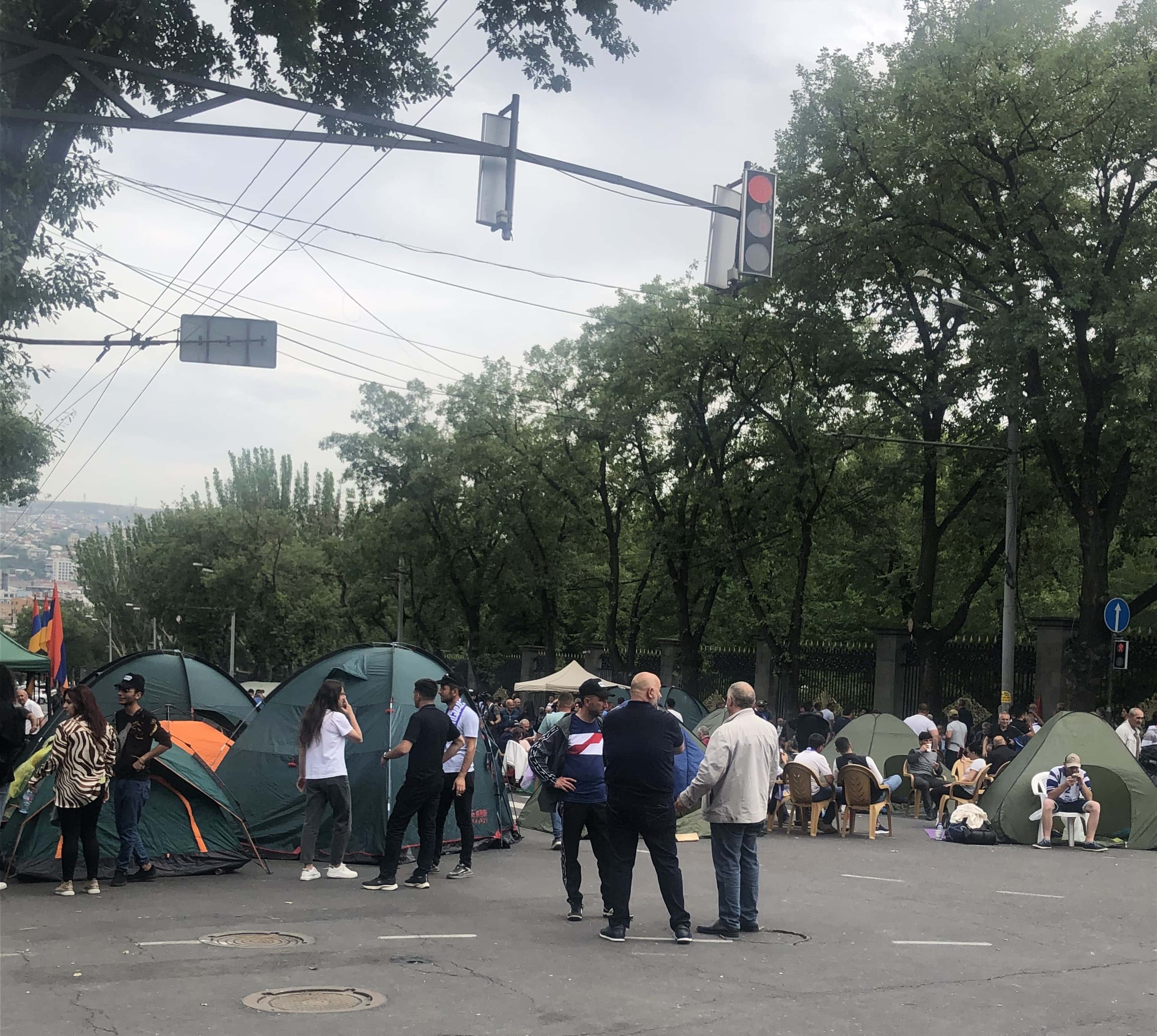 В Ереване сторонники архиепископа Баграта Галстаняна перекрыли проспект у парламента, разбив там палаточный лагерь