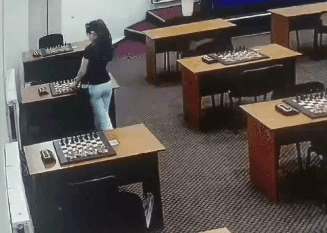 Участницу чемпионата  Дагестана по шахматам заподозрили в том, что она разлила на доску ртуть и отравила соперницу