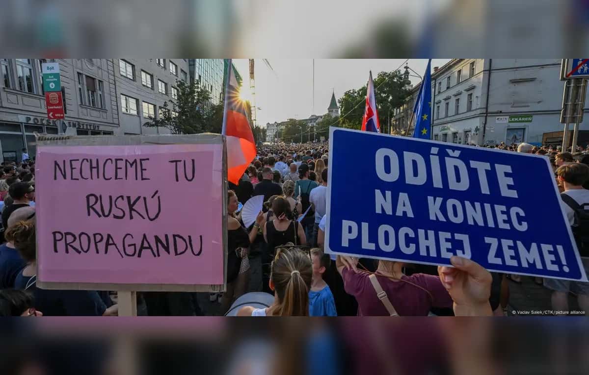 В Словакии прошел митинг против политики правительства и с требованием отставки министра культуры. Ранее она возобновила сотрудничество с РФ