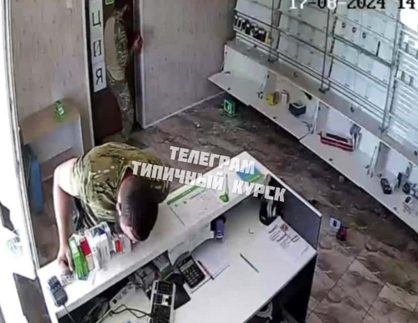 В сети появилось видео с мародерами в камуфляже в Курской области. Один из них одет в форму, похожую на российскую