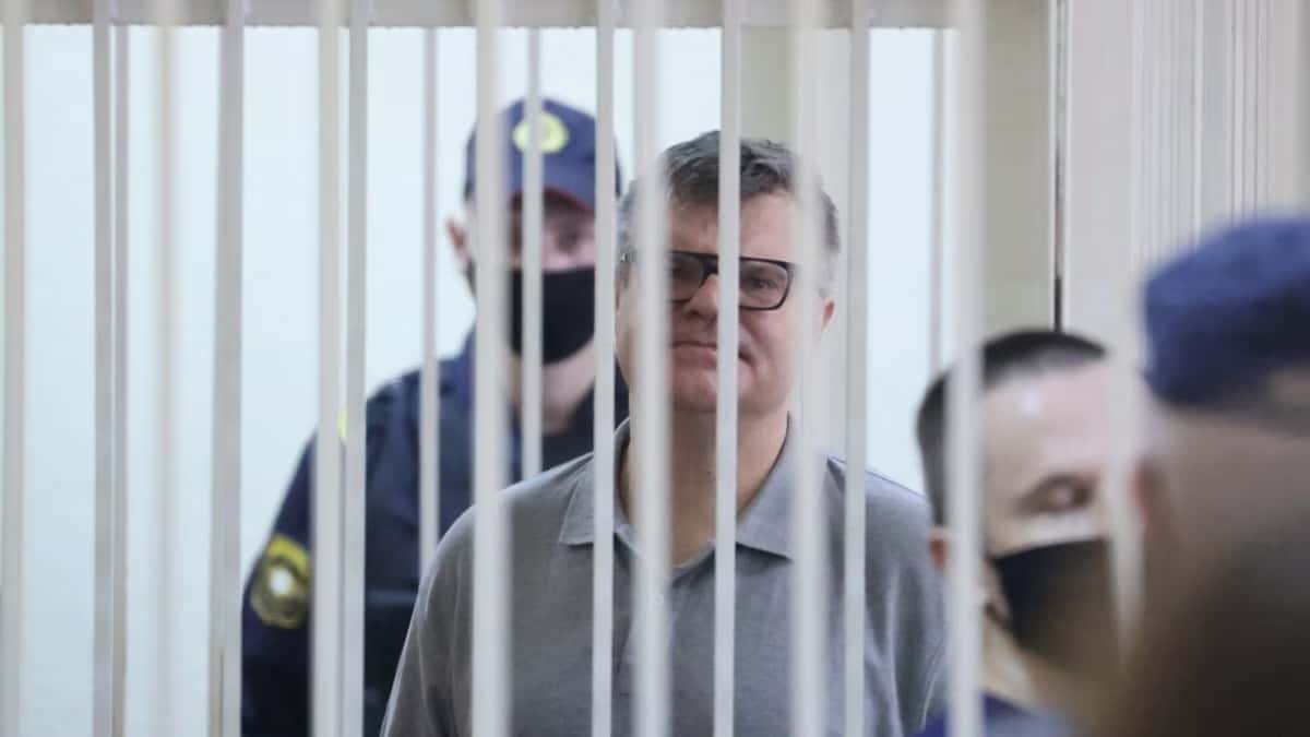 Белорусского политзаключенного Виктора Бабарико содержали в колонии в полной изоляции, а потом увезли в неизвестном направлении — «Белсат»