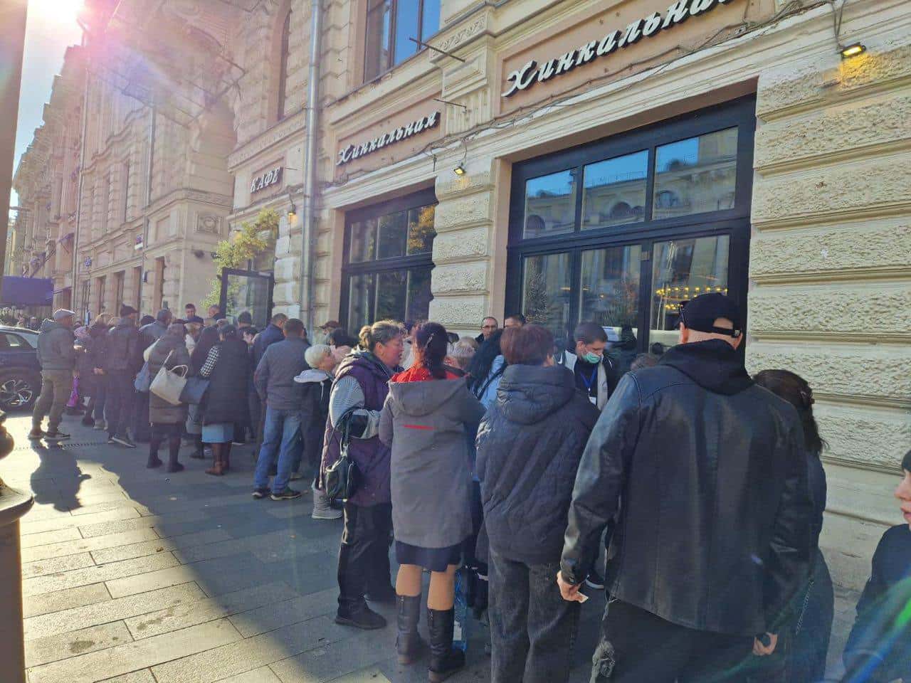 Молдавских избирателей в Москве бесплатно кормят в хинкальной после голосования. Питание организовано пророссийским олигархом 