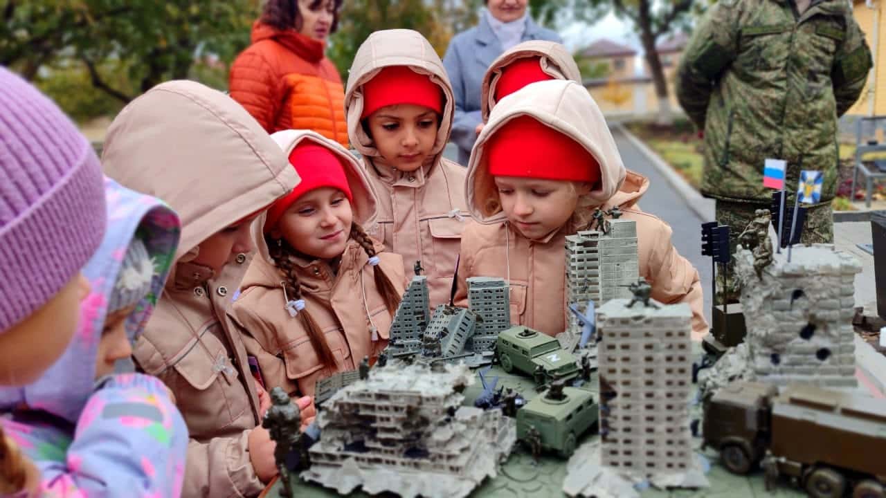 Воспитанникам детского сада в Ростовской области подарили макет уничтоженного Бахмута на встрече с участниками «СВО»