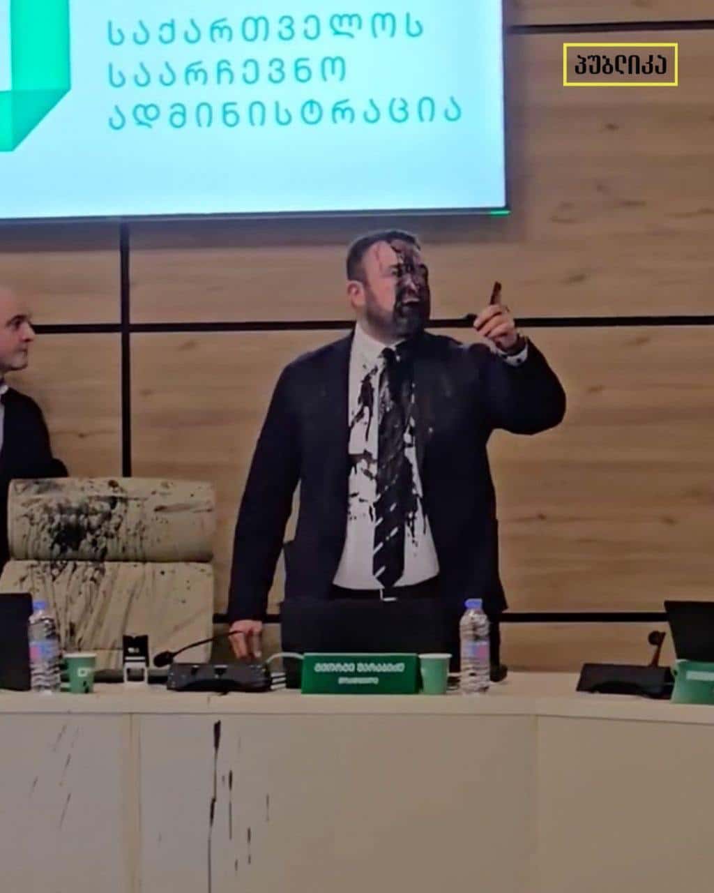 Главу ЦИК Грузии облили краской во время утверждения результатов выборов в парламент, которые оппозиция считает сфальсифицированными