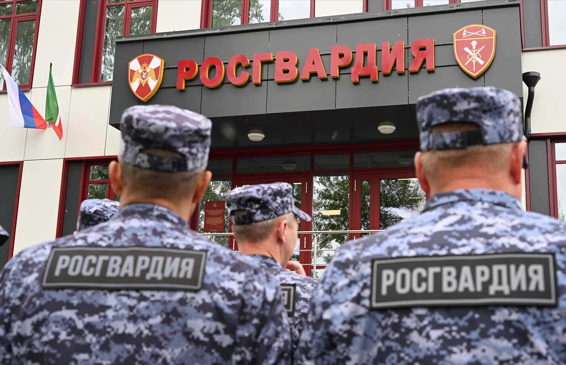 Путин распространил на сотрудников Росгвардии выплаты в 400 тысяч рублей за контракт с Минобороны 