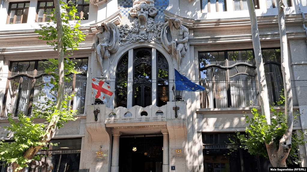 Пять послов Грузии подали в отставку на фоне протестов против отказа от евроинтеграции