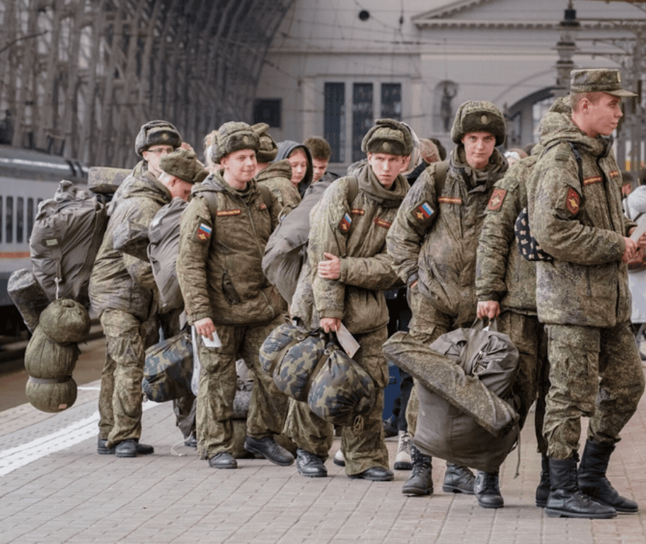 «Принципиальных били электрошокером либо все за них подписывали и увозили». Осенняя призывная кампания в России ставит рекорды по насилию