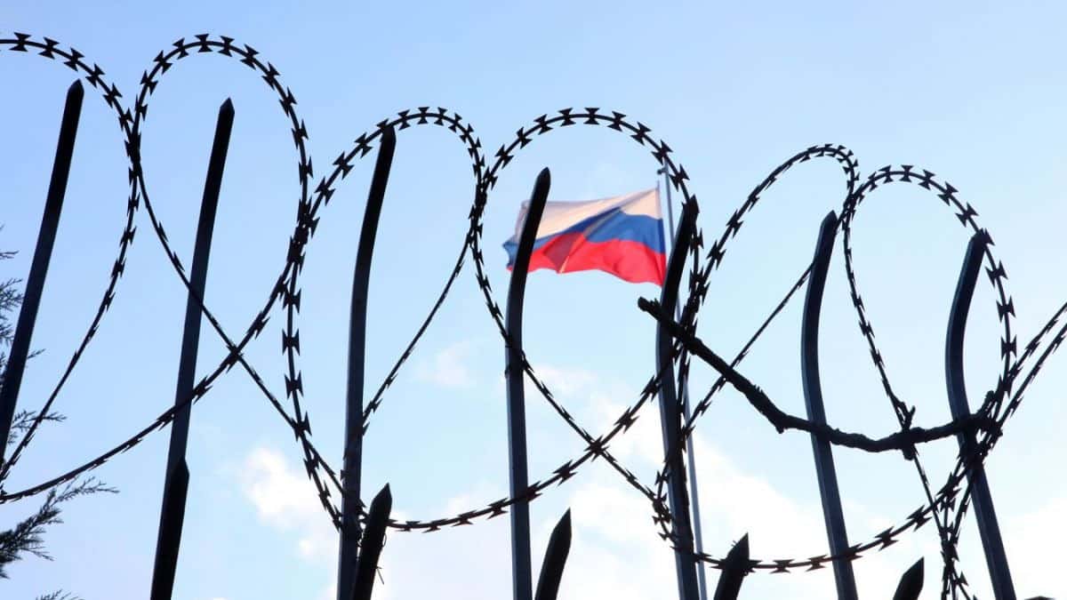 Минимум 5 фигурантов расследований The Insider попали под новые санкции ЕС. Это организаторы гибридных операций Кремля, шпионы и поставщики