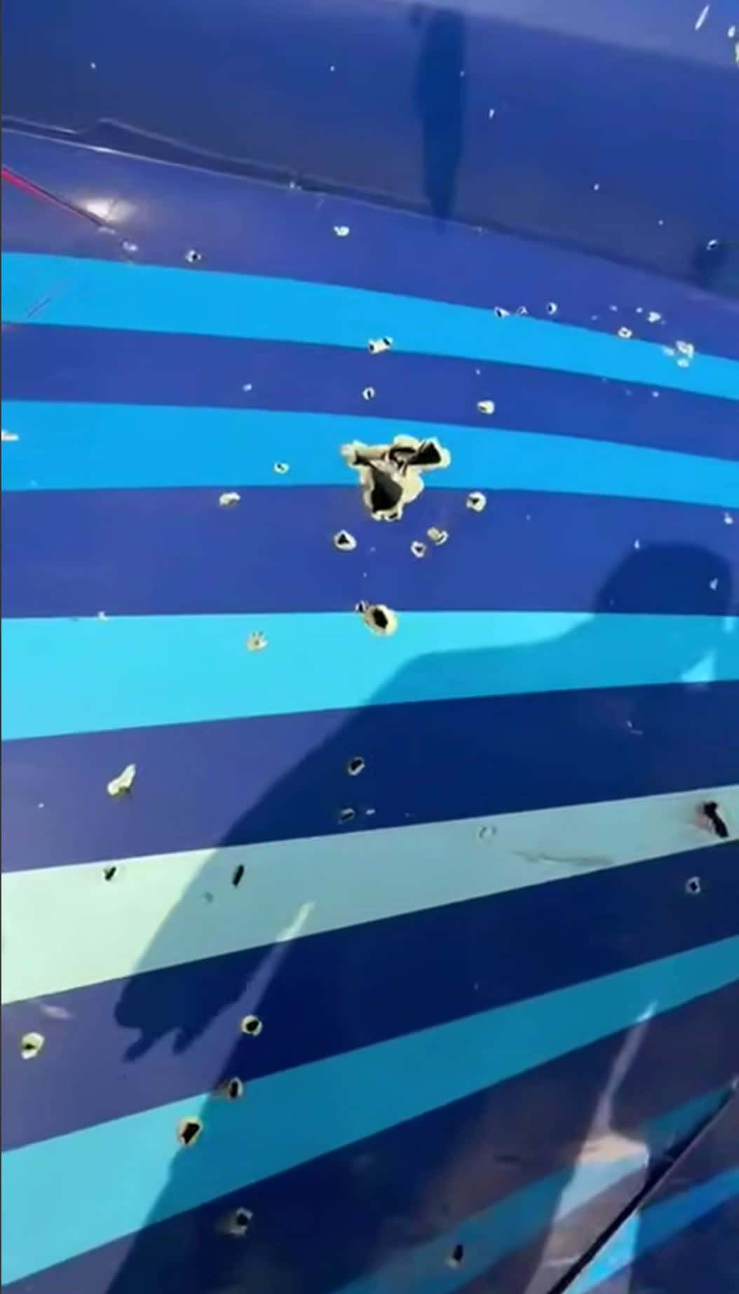 Разбившийся в Казахстане самолет Embraer могли сбить с земли, на фюзеляже заметны осколочные пробоины — Z-каналы