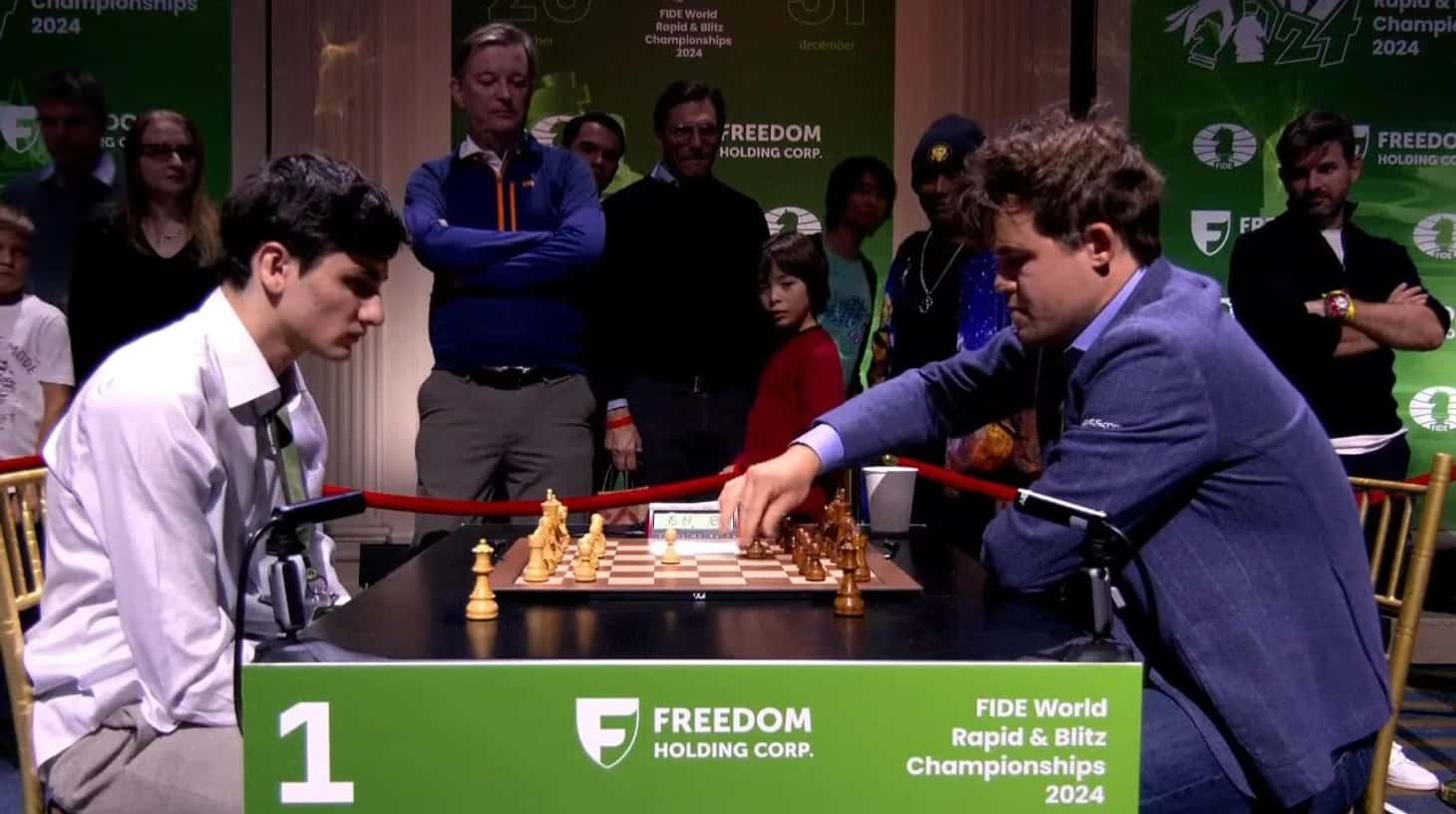 В FIDE смягчили дресс-код после снятия Магнуса Карлсена с чемпионата мира по рапиду из-за джинсов