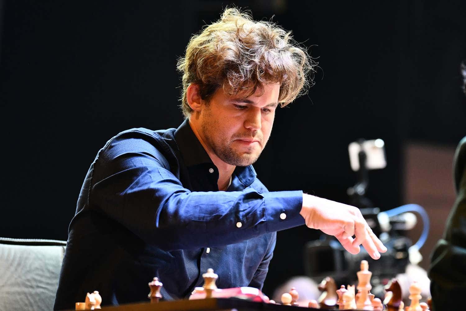 Магнус Карлсен вернулся на чемпионата мира по рапиду и блицу в Нью-Йорке после того, как ему разрешили надеть джинсы