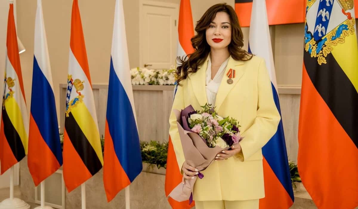 Хинштейн отчитал чиновницу за отдых в Индии. Та утверждает, что он сам его согласовал 