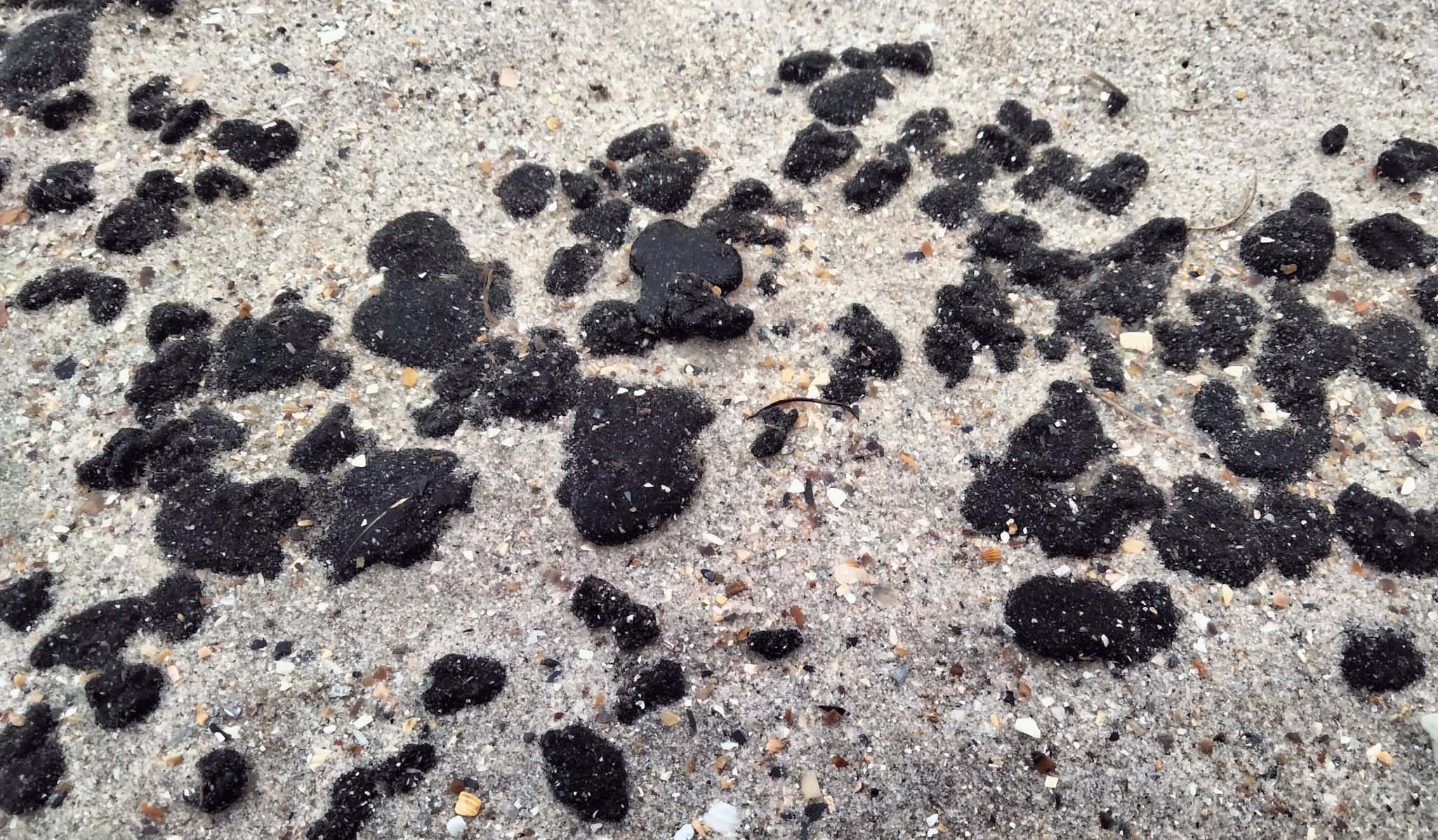 Мазут из потерпевших крушение в Черном море российских танкеров достиг побережья Одесской области 