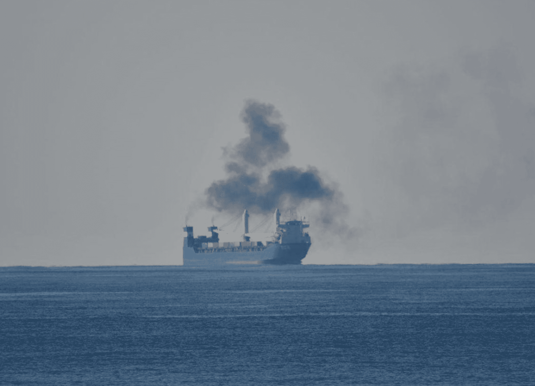 Очередное судно, которое пытается вывезти российскую технику из Сирии, внезапно встало на якорь и дымит. К нему отправился военный корабль