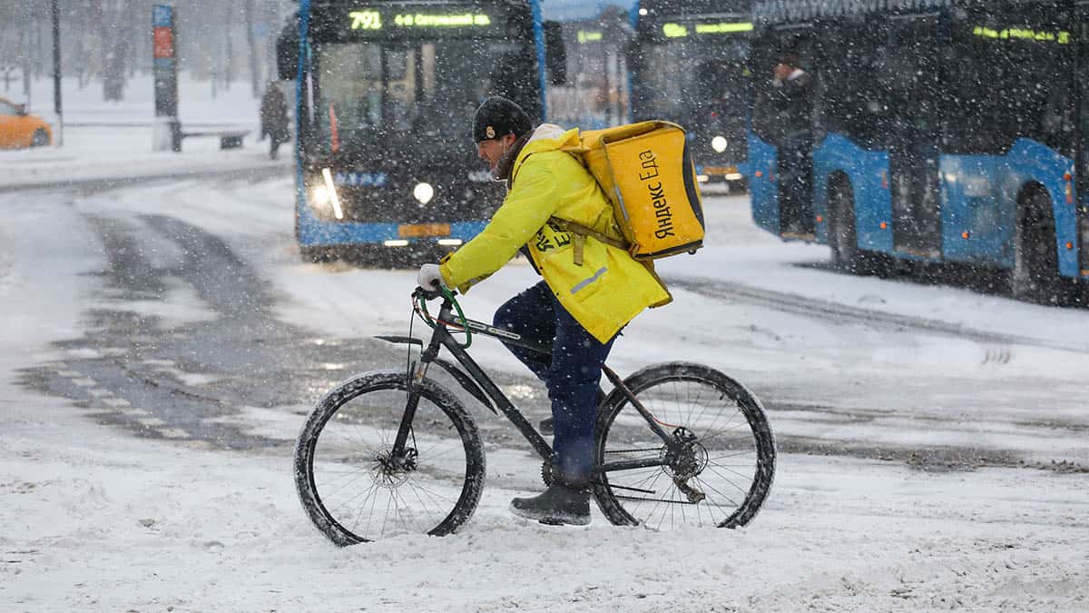 Зарплаты курьеров в Москве обогнали доходы специалистов с высшим образованием