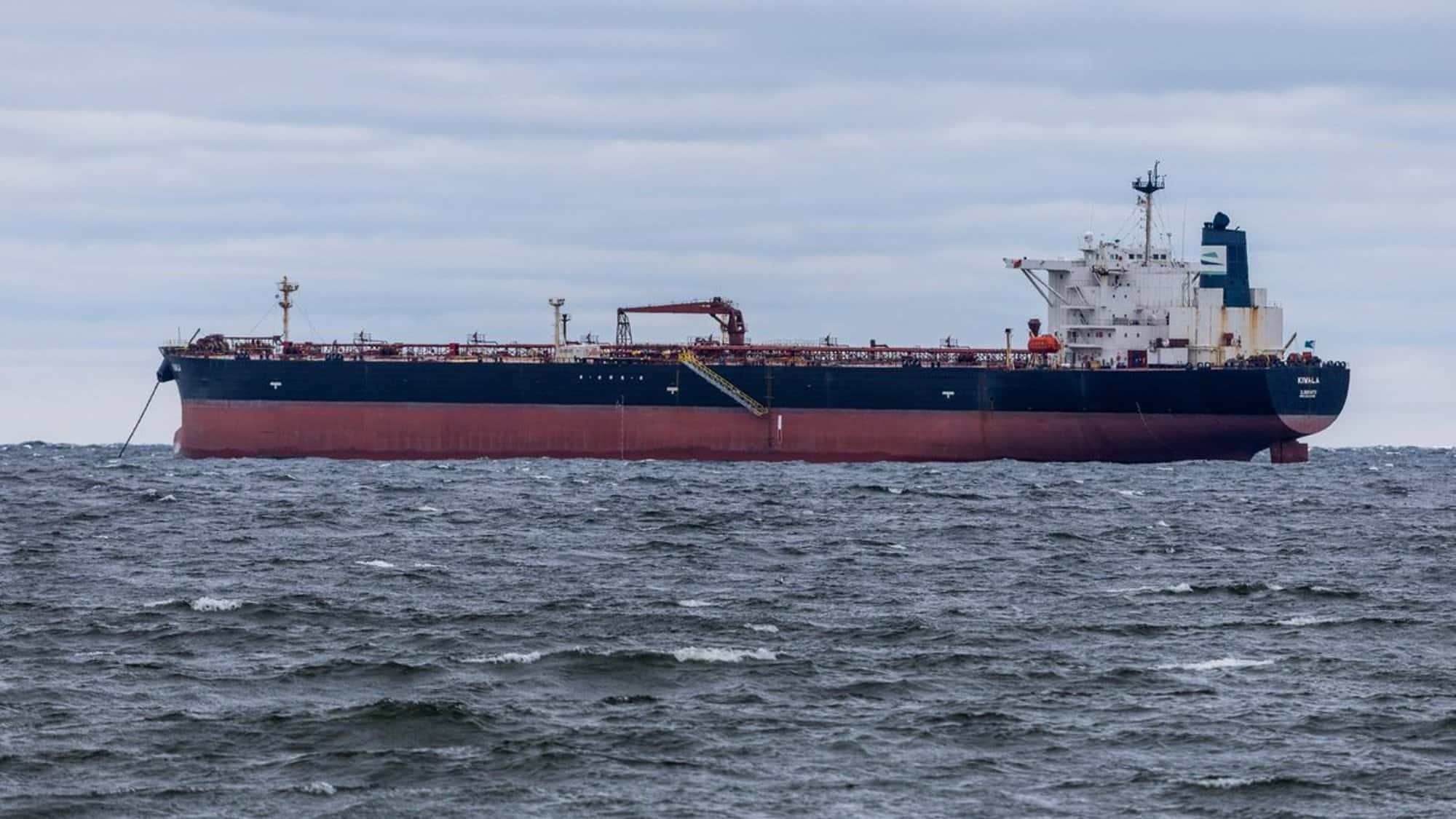 Власти Эстонии нашли 40 нарушений на задержанном танкере из «теневого флота» России. Судну запретили продолжить рейс до их устранения