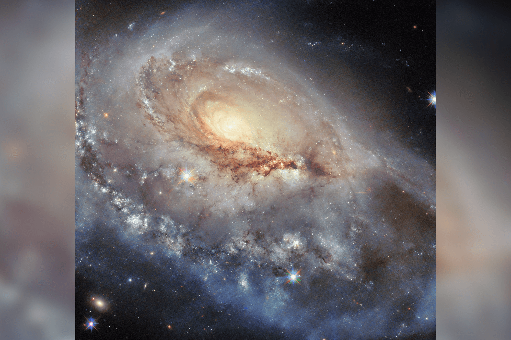 Космический телескоп «Хаббл» сделал фото отдаленной галактики с необычным звездным рукавом