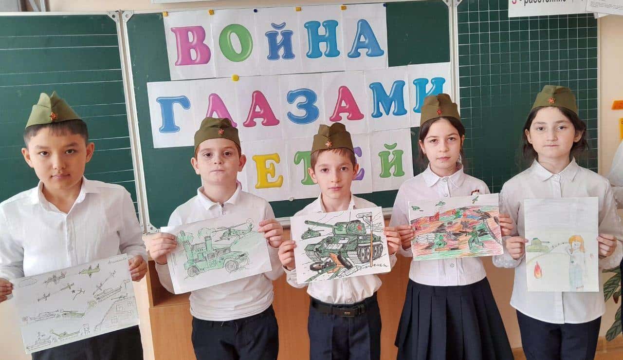 «На уроках рассказывают, какой плохой народ украинцы. Из-за этого одноклассницу начали травить». Школьники о военной пропаганде