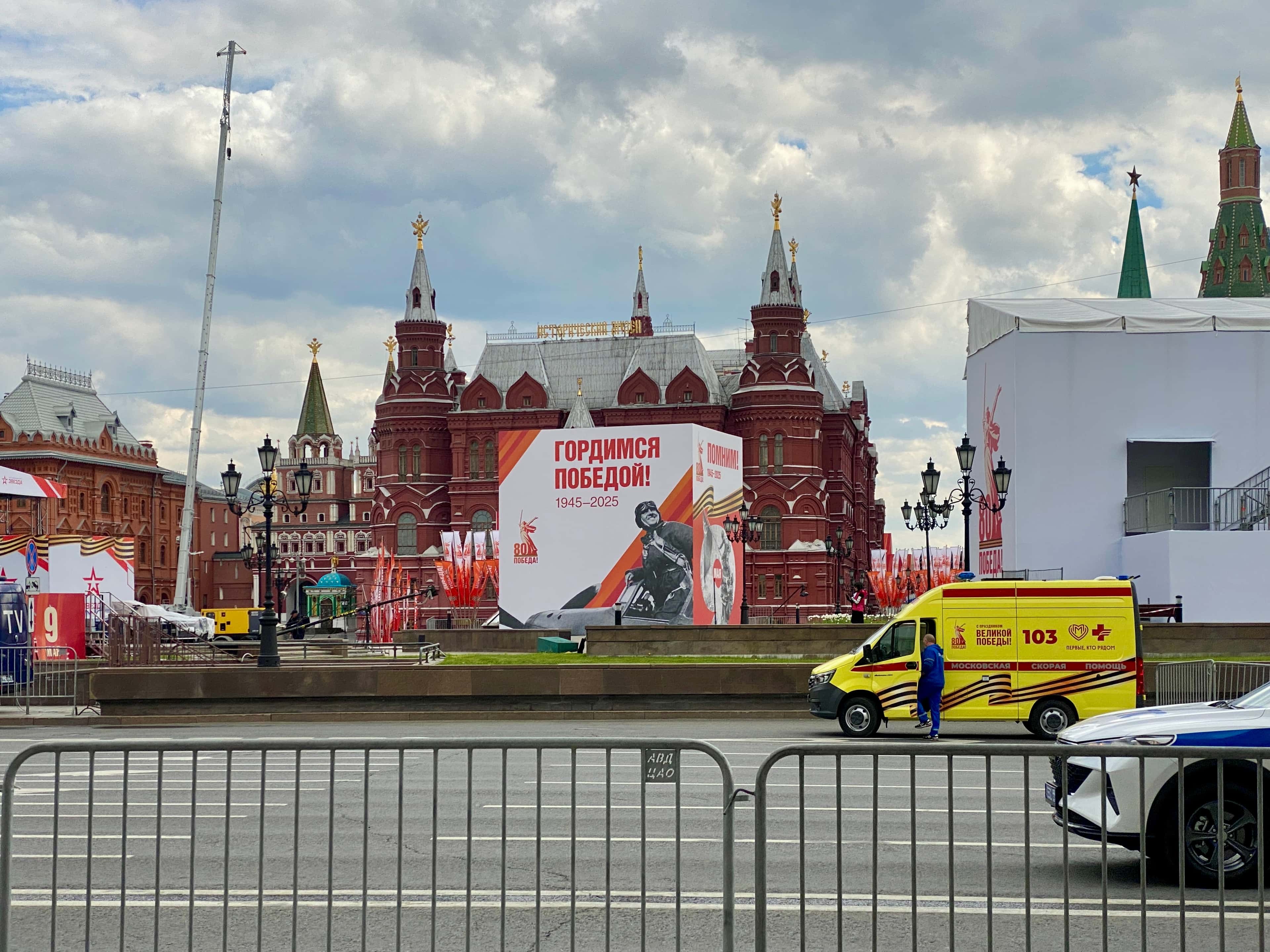 «Если умрем, то без стресса»: как Москва живет без мобильной связи перед Днем Победы