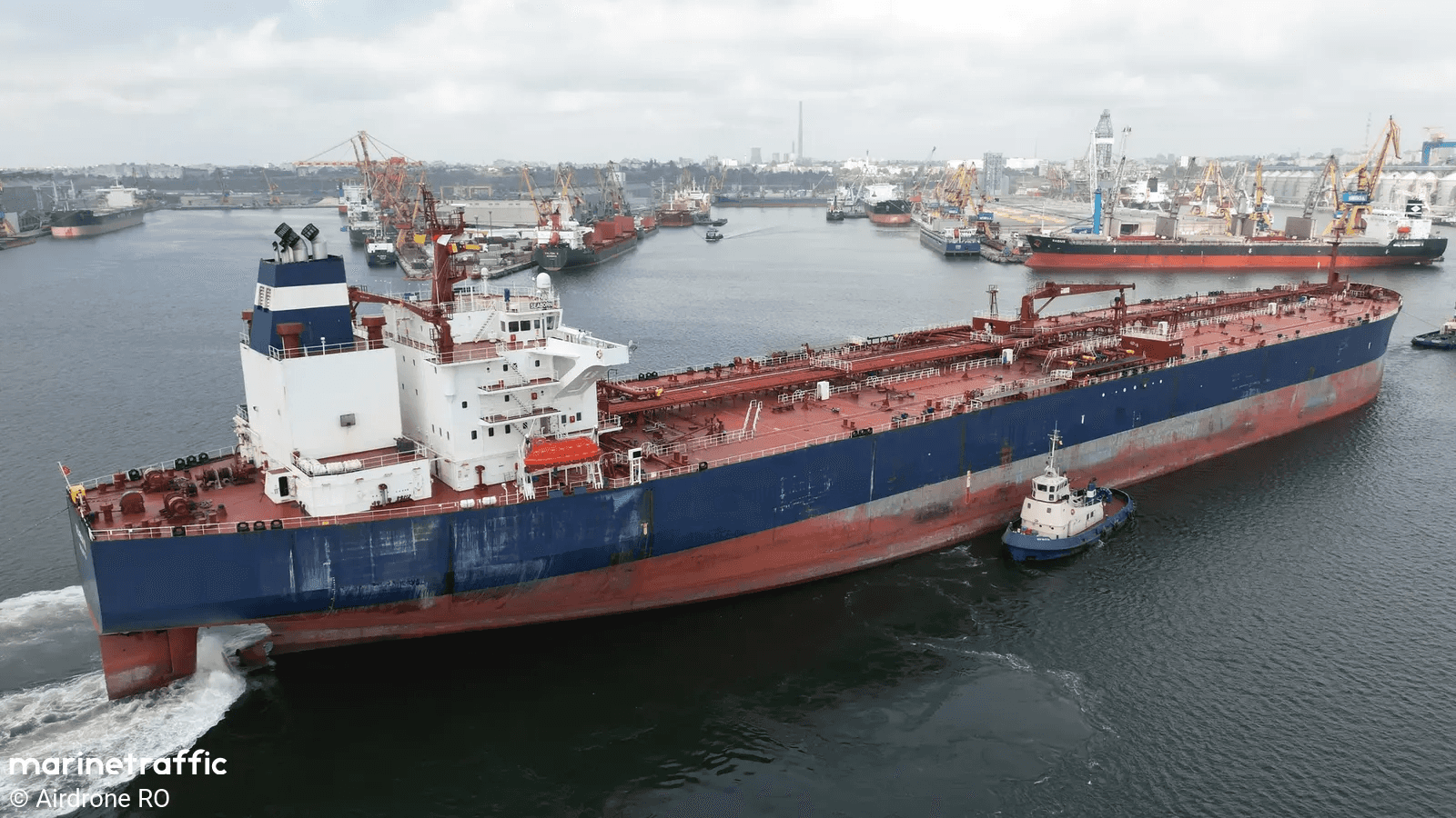 Russian “shadow fleet” tanker without valid registration slips through Estonian waters at night to avoid seizure