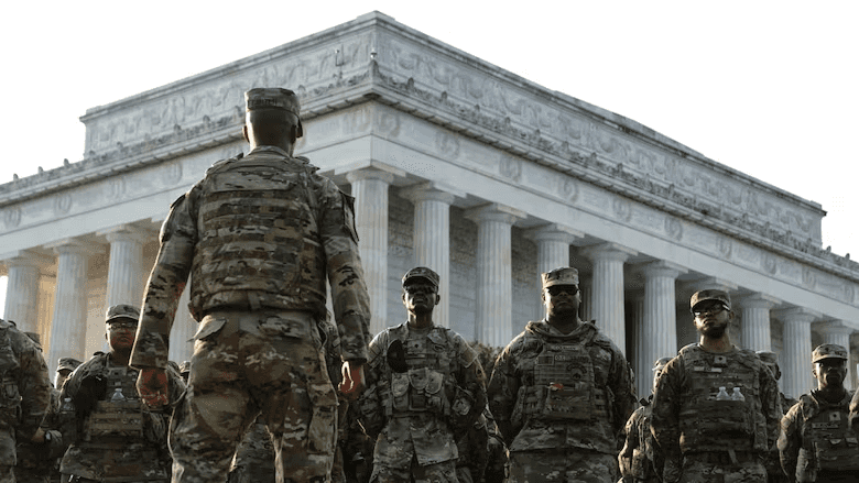 Власти трех республиканских штатов отправят бойцов Нацгвардии в Вашингтон. Ранее Трамп анонсировал там борьбу с преступниками и бездомными