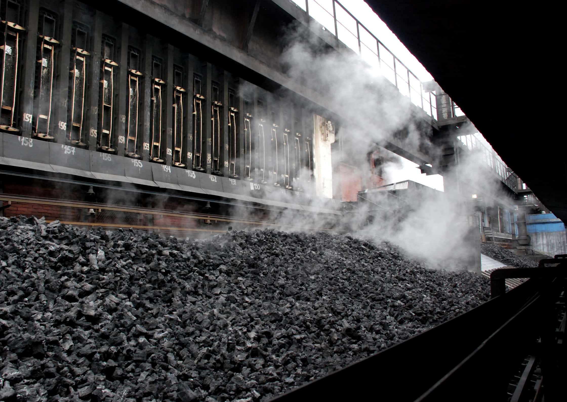 Одна из крупнейших горнодобывающих компаний в России сообщила о сокращении производства из-за санкций и попыток ЦБ справиться с инфляцией