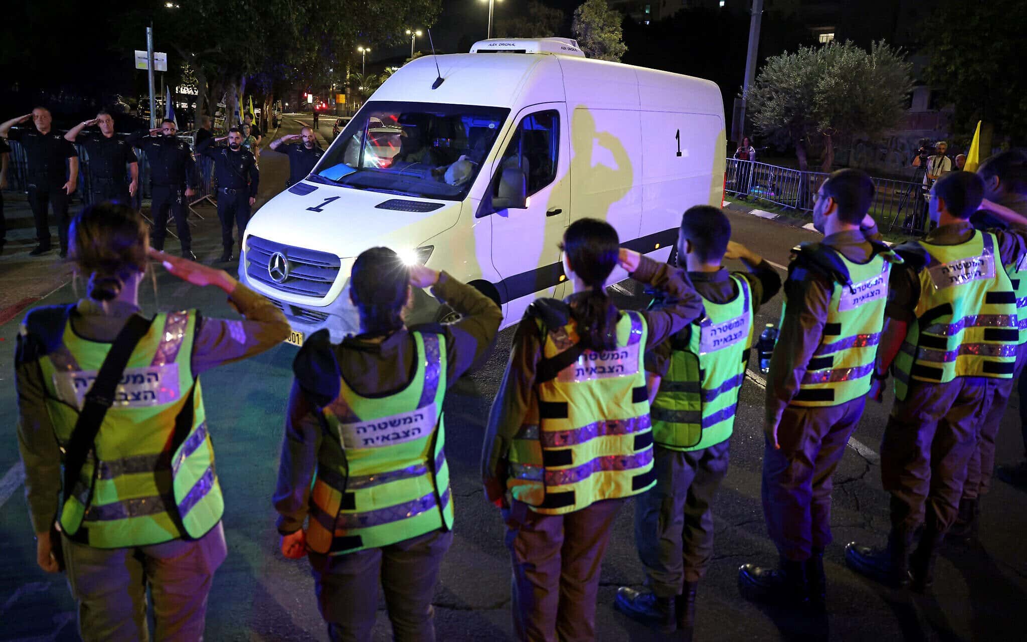 В Израиле установили личности трех заложников, чьи останки были переданы накануне. Четвертое тело, предположительно, принадлежит жителю Газы