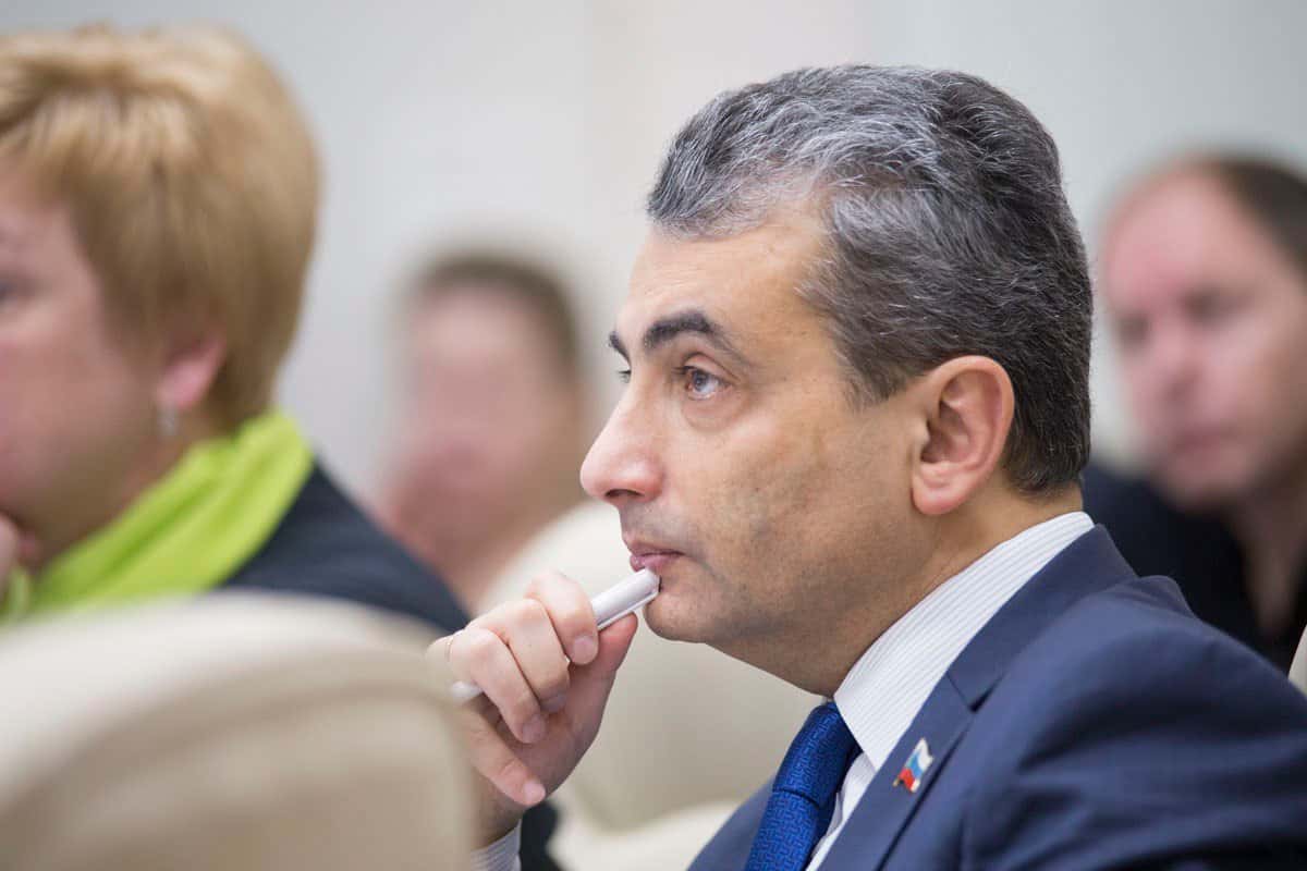 Льва Шлосберга приговорили к 420 часам обязательных работ по первому уголовному делу. По второму ему грозит до 5 лет 