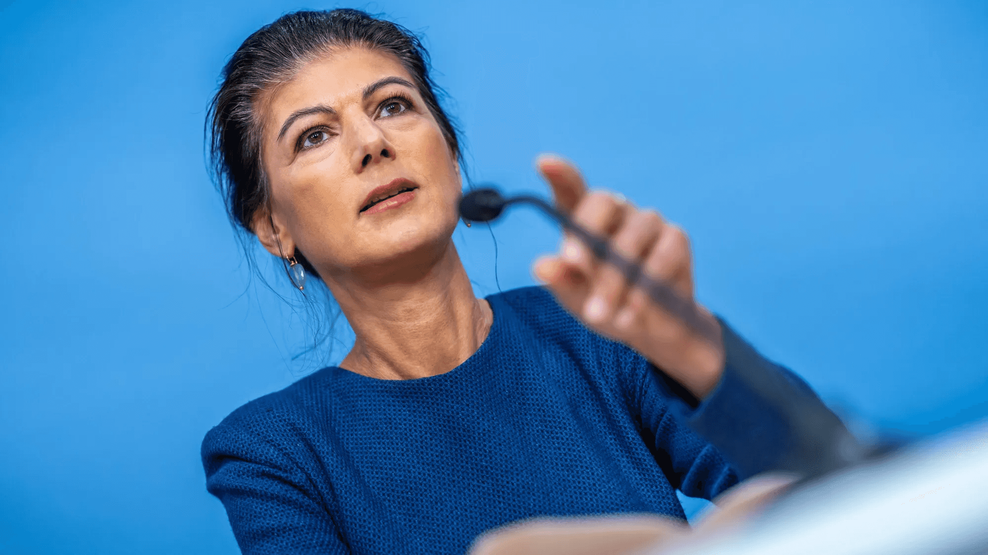 Сара Вагенкнехт ушла с поста председателя собственной партии, но останется в руководстве 