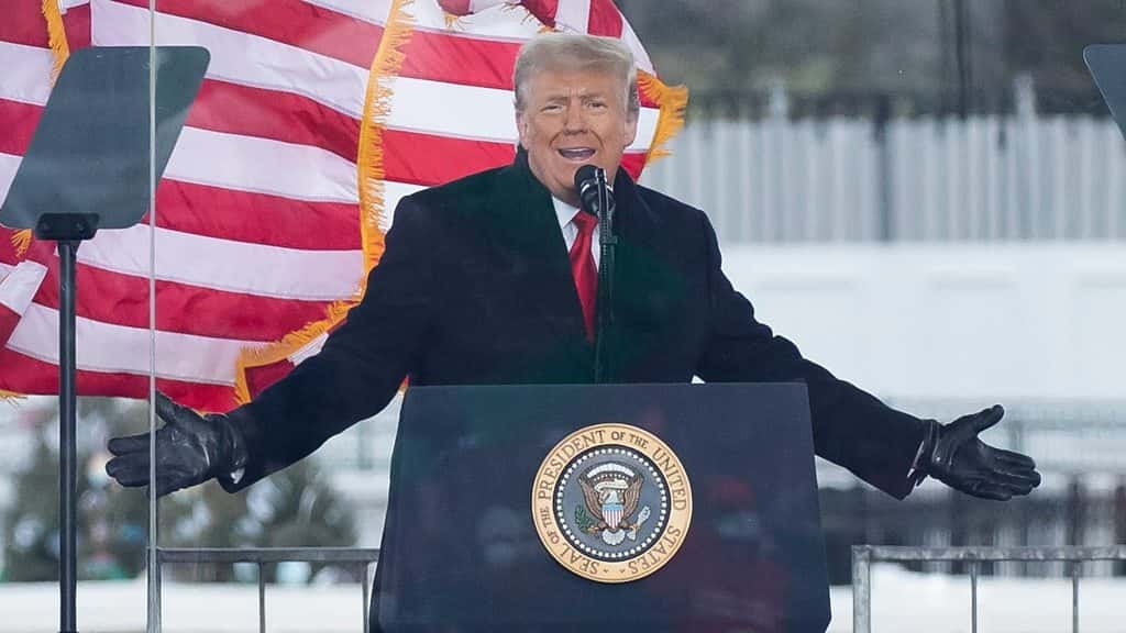 Би-би-си собирается принести официальные извинения Трампу за его некорректно отредактированную речь — The Telegraph