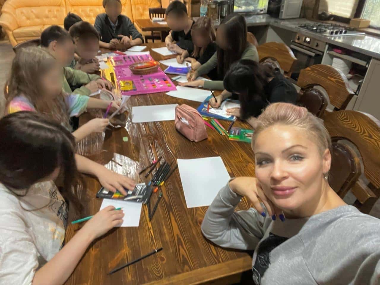 В Подмосковье полиция пришла с обыском уже во второй реабилитационный центр для трудных подростков. Владелица объявлена в розыск — Baza