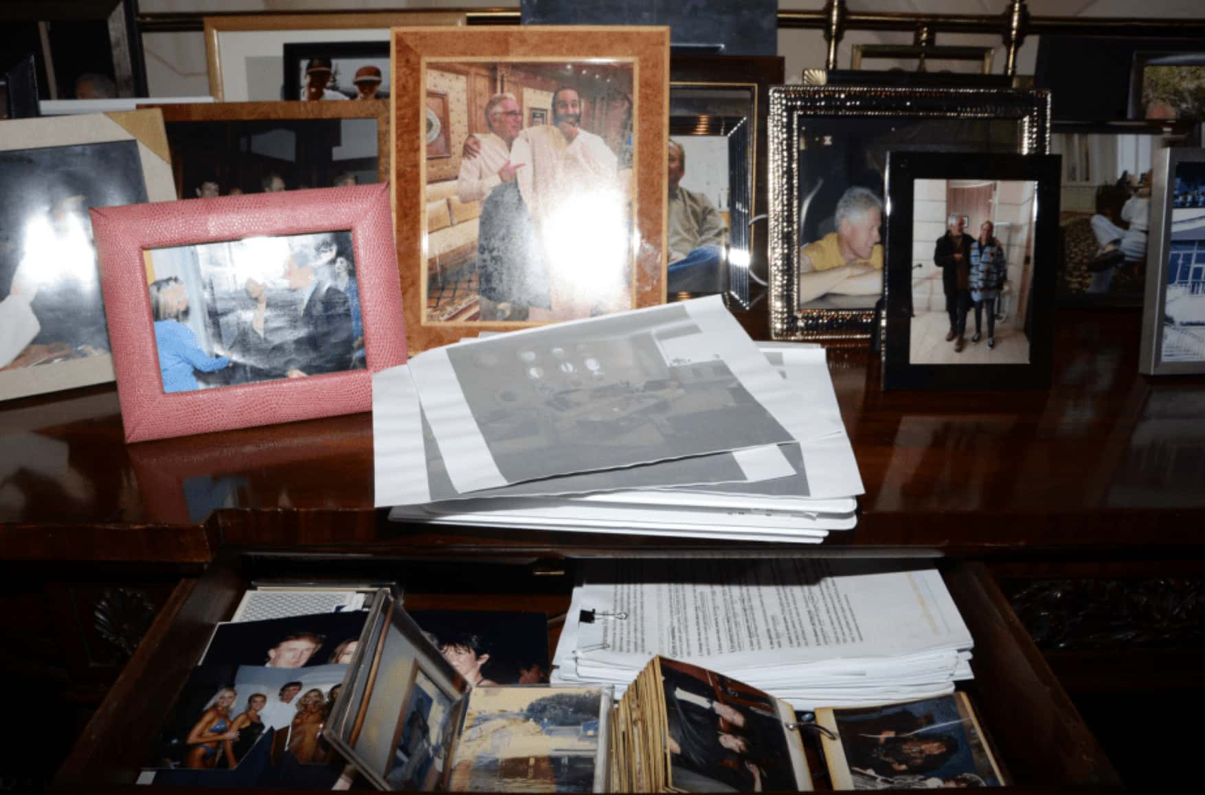 Минюст США вернул на сайт фотографию Эпштейна со снимками Трампа, объяснив ее исчезновение «проверкой на наличие на ней жертв» преступника