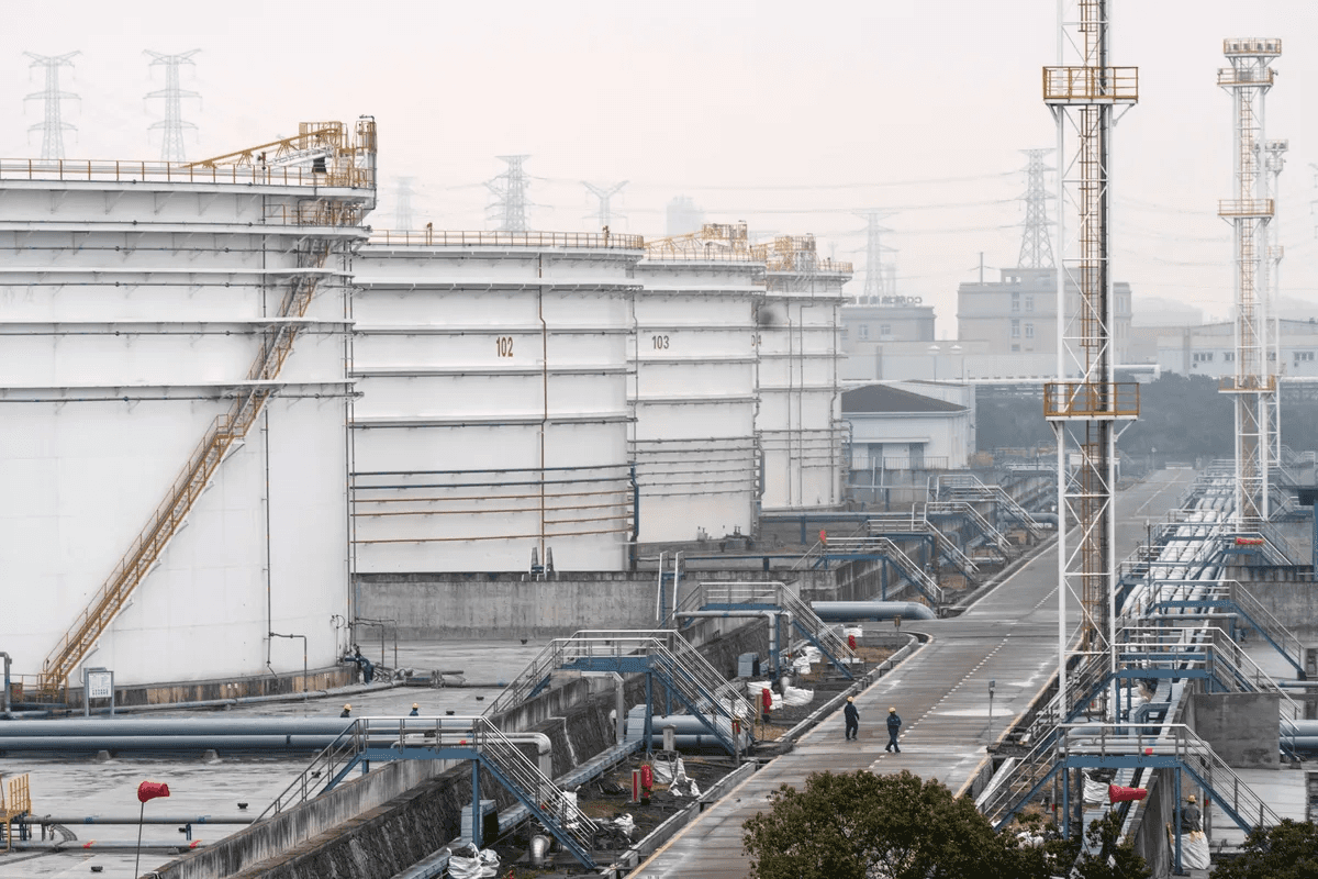 Россия и Иран вступили в «ценовую войну», предлагая Китаю непроданную нефть по большим скидкам — Bloomberg